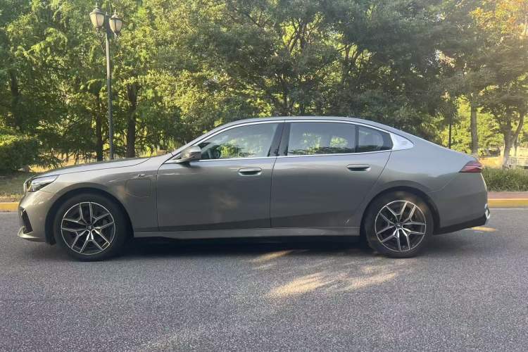 Used BMW i5 2024 eDrive 35L Luxury Model with M Sport Package Exterior 7