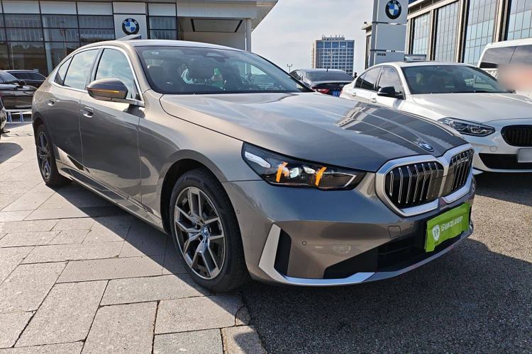 Used BMW i5 2024 eDrive 35L Luxury Package Front Right 45 Deg