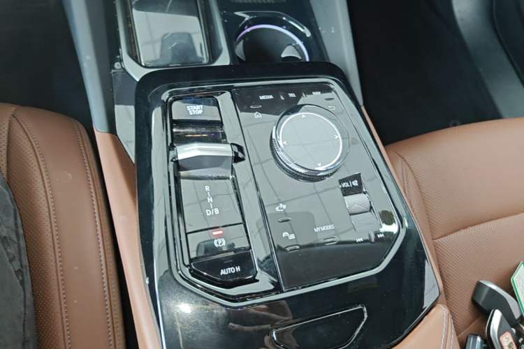 Used BMW i5 2024 eDrive 35L Luxury Model with M Sport Package Gear Lever