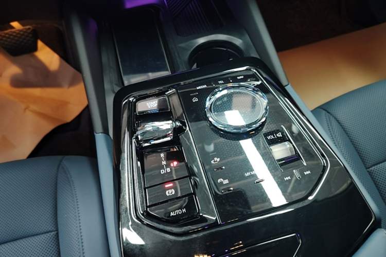 Used BMW i5 2024 eDrive 35L Luxury Model with M Sport Package Gear Lever