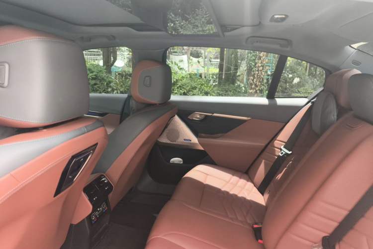 Used BMW i5 2024 eDrive 35L Luxury Model with M Sport Package Headliner