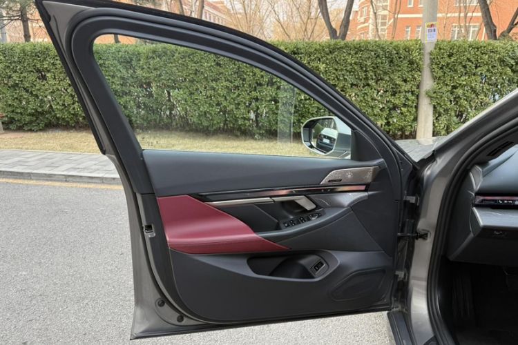 Used BMW i5 2024 eDrive 35L Luxury Model with M Sport Package Interior 10