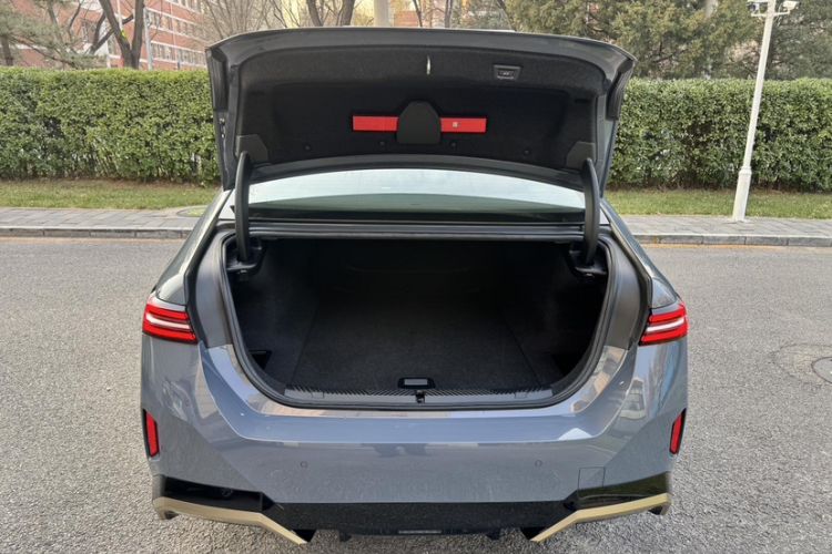 Used BMW i5 2024 eDrive 35L M Sport Package Interior 10
