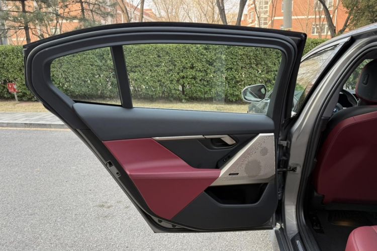 Used BMW i5 2024 eDrive 35L Luxury Model with M Sport Package Interior 11