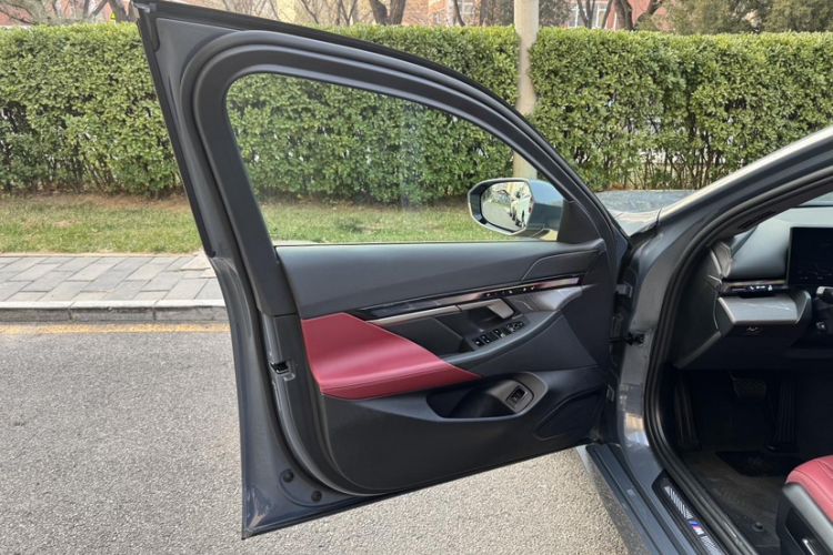 Used BMW i5 2024 eDrive 35L M Sport Package Interior 13