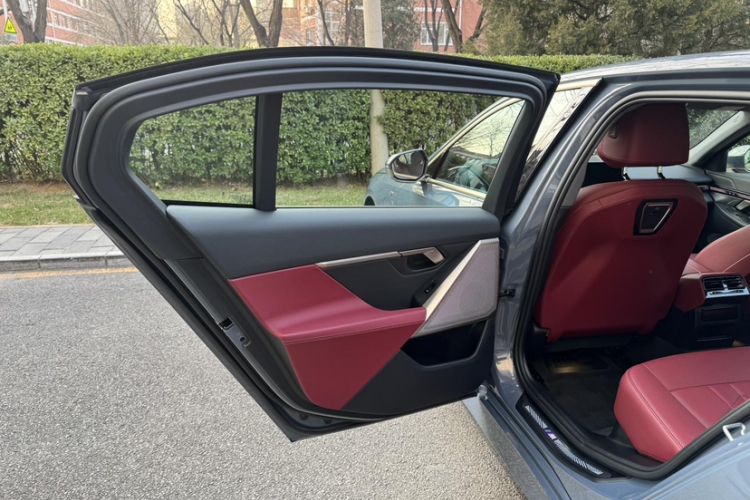 Used BMW i5 2024 eDrive 35L M Sport Package Interior 14