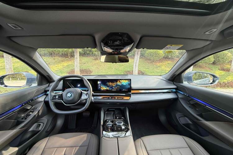 Used BMW i5 2024 eDrive 35L Luxury Package Interior 2