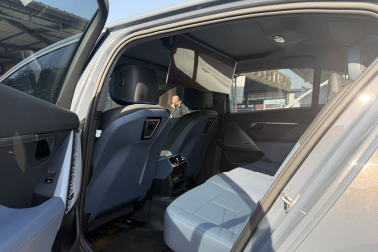 Used BMW i5 2024 eDrive 35L Prestige Luxury Package Interior 2