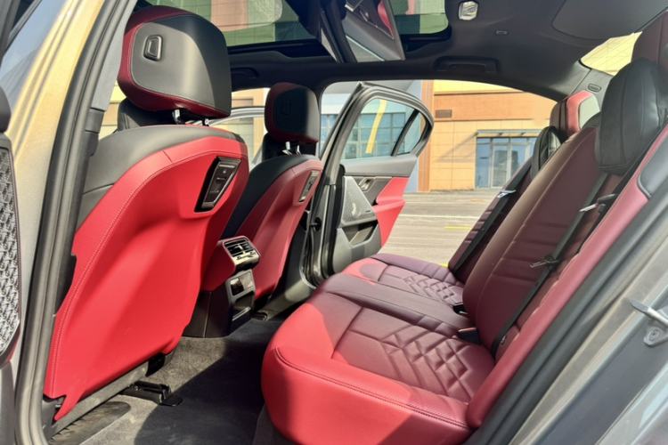 Used BMW i5 2024 eDrive 35L Prestige Luxury Package Interior 3