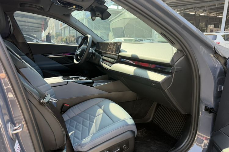 Used BMW i5 2024 eDrive 35L Prestige Luxury Package Interior 3