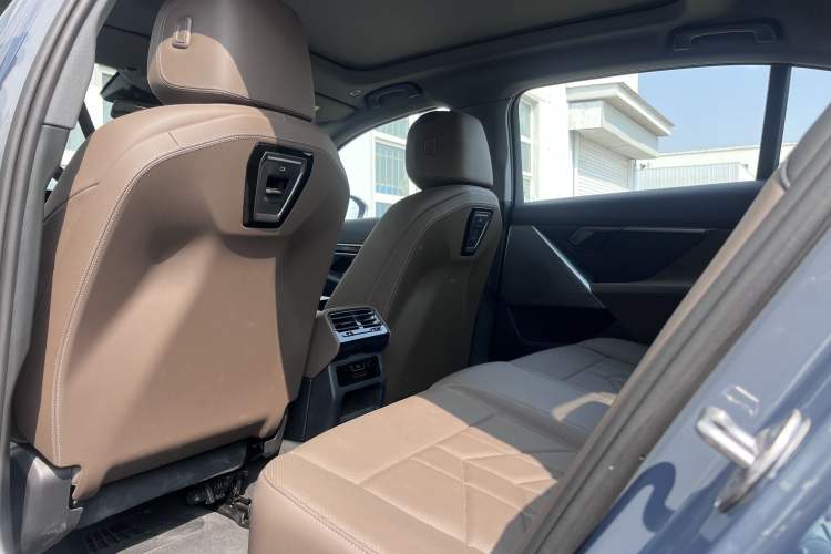 Used BMW i5 2024 eDrive 35L M Sport Package Interior 4