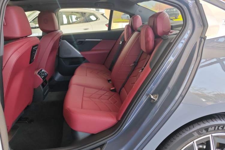 Used BMW i5 2024 eDrive 35L M Sport Package Interior 4