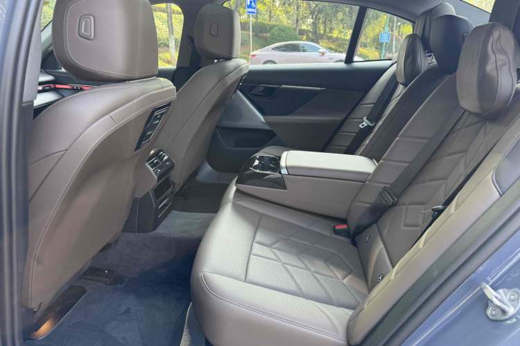 Used BMW i5 2024 eDrive 35L Luxury Package Interior 4