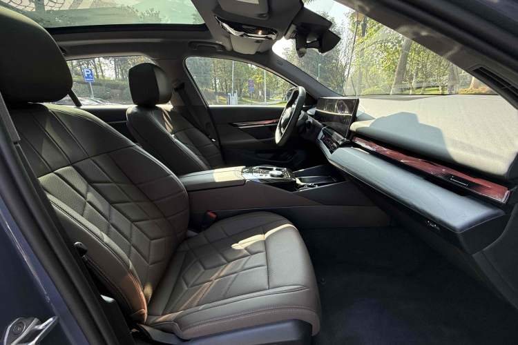 Used BMW i5 2024 eDrive 35L Luxury Package Interior 5