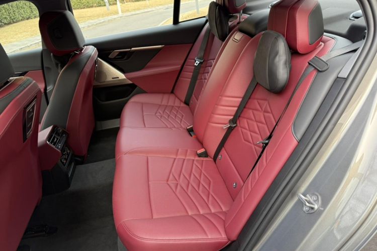 Used BMW i5 2024 eDrive 35L Luxury Model with M Sport Package Interior 6