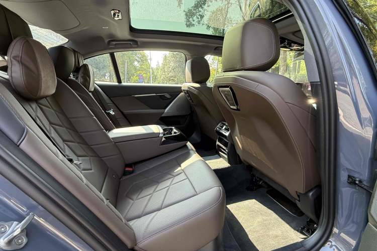 Used BMW i5 2024 eDrive 35L Luxury Package Interior 6