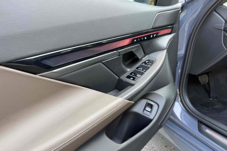 Used BMW i5 2024 eDrive 35L Luxury Package Interior 8