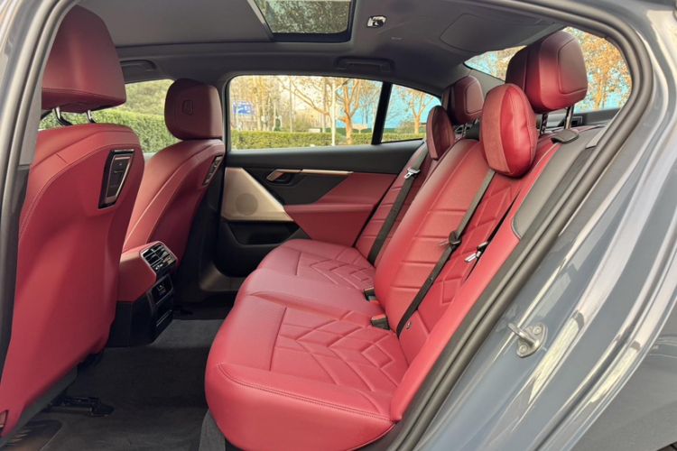 Used BMW i5 2024 eDrive 35L M Sport Package Interior 8