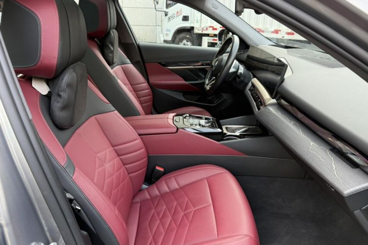 Used BMW i5 2024 eDrive 35L Luxury Model with M Sport Package Interior 9