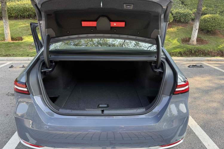 Used BMW i5 2024 eDrive 35L Luxury Package Interior 9