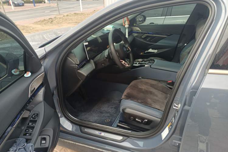Used BMW i5 2024 eDrive 35L Luxury Model with M Sport Package Left Front Seat