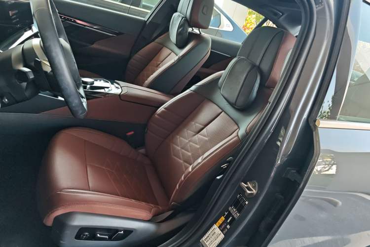 Used BMW i5 2024 eDrive 35L Luxury Model with M Sport Package Left Front Seat