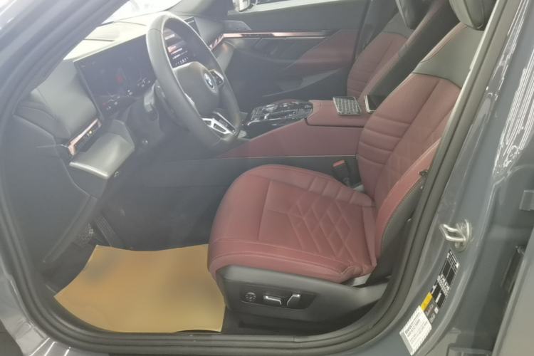 Used BMW i5 2024 eDrive 35L Luxury Model with M Sport Package Left Front Seat