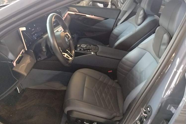 Used BMW i5 2024 eDrive 35L Luxury Model with M Sport Package Left Front Seat