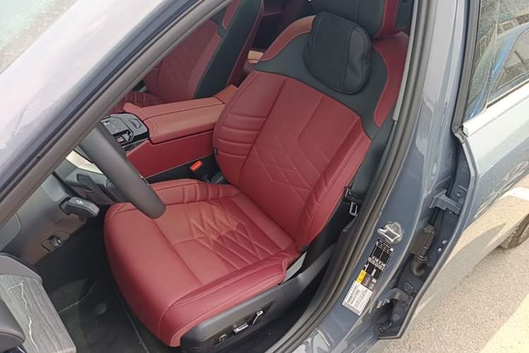 Used BMW i5 2024 eDrive 35L Luxury Model with M Sport Package Left Front Seat