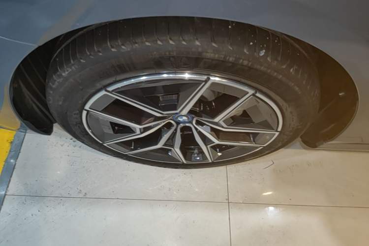 Used BMW i5 2024 eDrive 35L M Sport Package Left Front Wheel Hub