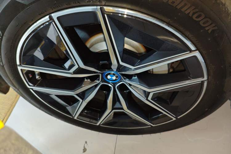 Used BMW i5 2024 eDrive 35L M Sport Package Left Front Wheel Hub