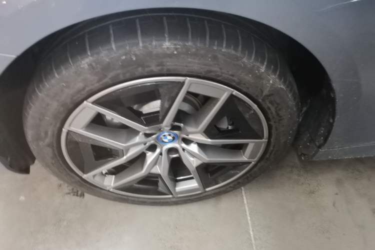 Used BMW i5 2024 eDrive 35L Prestige Luxury Package Left Front Wheel Hub