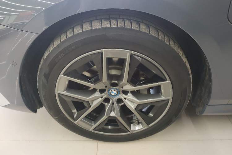 Used BMW i5 2024 eDrive 35L Prestige Luxury Package Left Front Wheel Hub