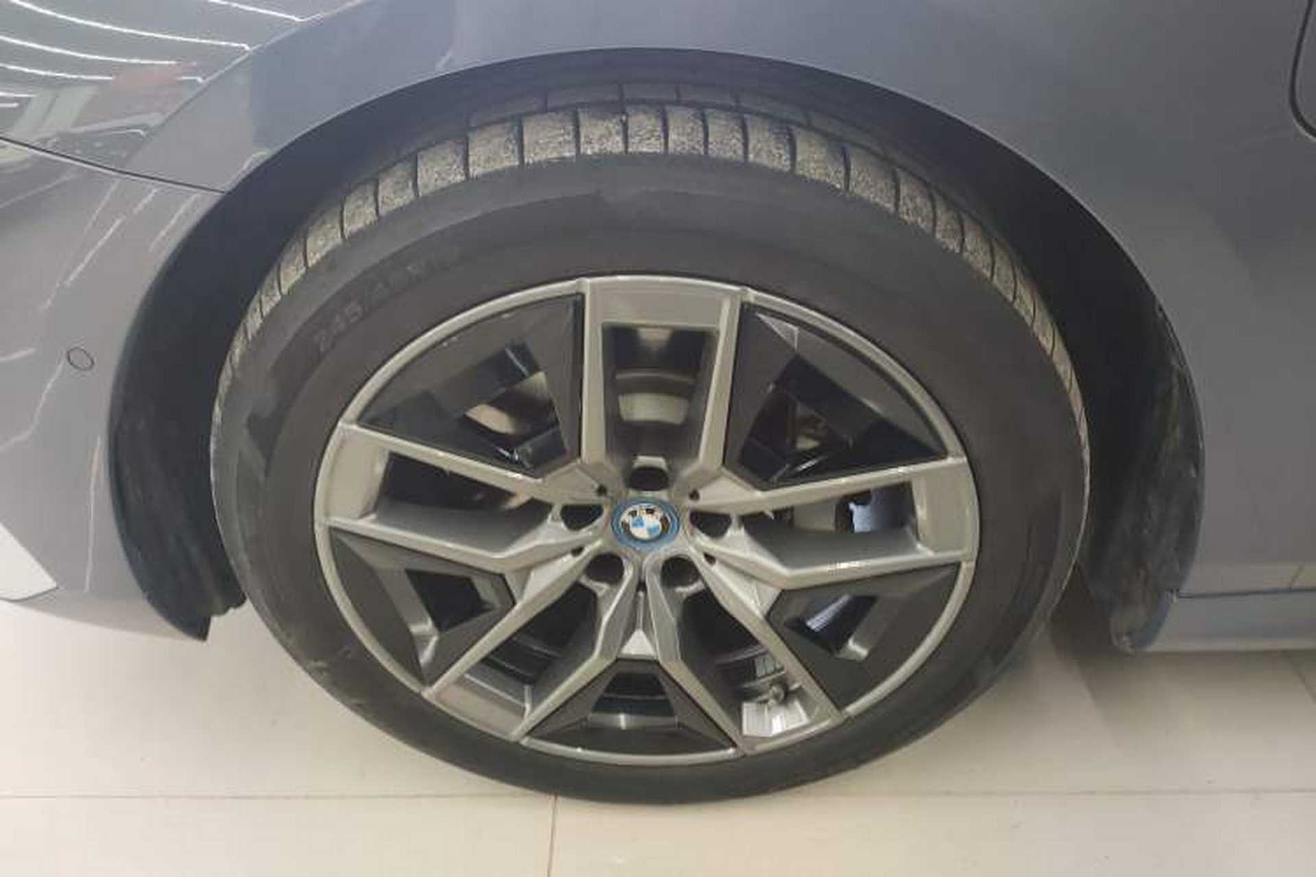 Used BMW i5 2024 eDrive 35L Prestige Luxury Package Left Front Wheel Hub