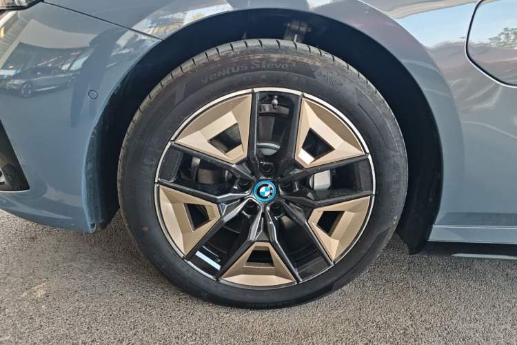 Used BMW i5 2024 eDrive 35L Luxury Model with M Sport Package Left Front Wheel Hub
