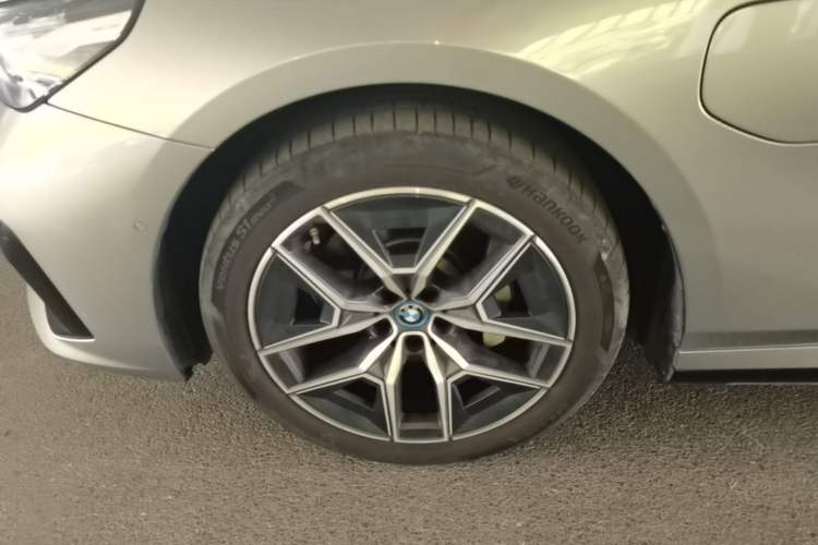 Used BMW i5 2024 eDrive 35L Luxury Model with M Sport Package Left Front Wheel Hub