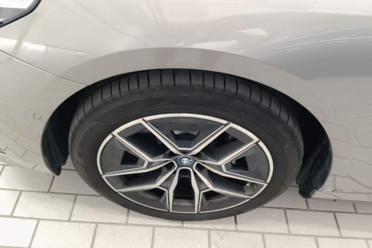 Used BMW i5 2024 eDrive 35L Luxury Model with M Sport Package Left Front Wheel Hub
