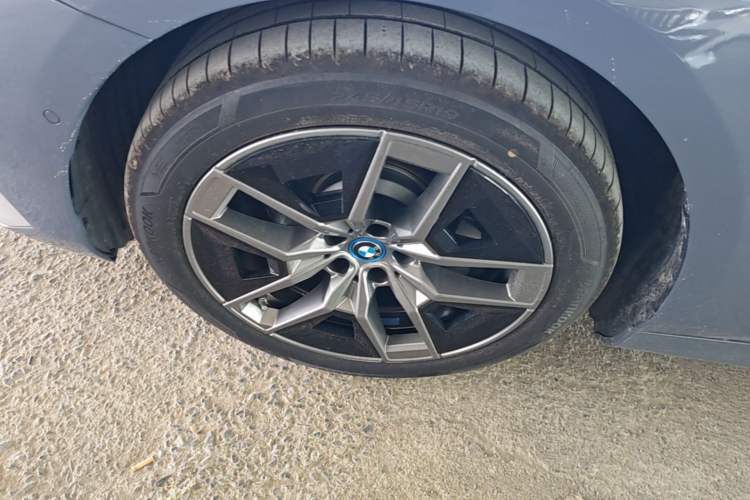 Used BMW i5 2024 eDrive 35L Luxury Package Left Front Wheel Hub