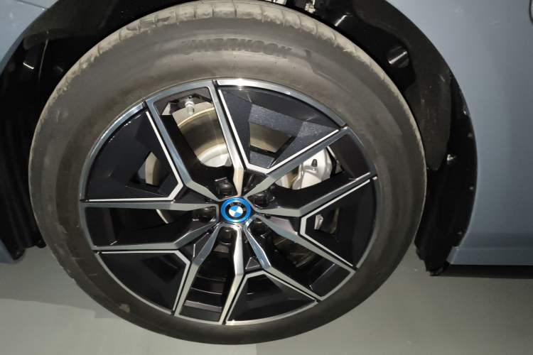 Used BMW i5 2024 eDrive 35L Luxury Model with M Sport Package Left Front Wheel Hub