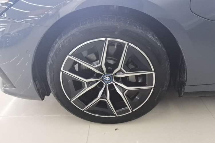 Used BMW i5 2024 eDrive 35L Luxury Model with M Sport Package Left Front Wheel Hub