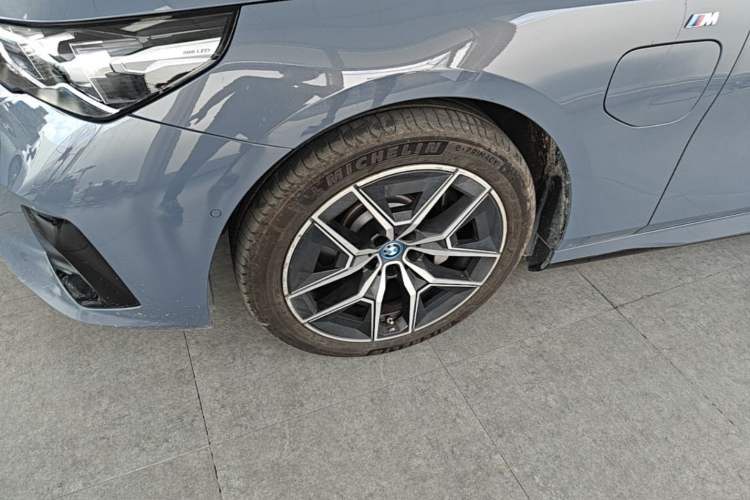 Used BMW i5 2024 eDrive 35L Luxury Model with M Sport Package Left Front Wheel Hub