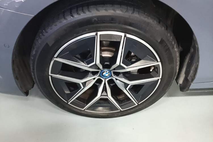 Used BMW i5 2024 eDrive 35L M Sport Package Left Front Wheel Hub