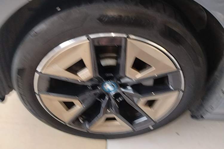 Used BMW i5 2024 eDrive 35L Luxury Model with M Sport Package Left Front Wheel Hub