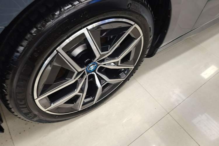 Used BMW i5 2024 eDrive 35L Luxury Model with M Sport Package Left Front Wheel Hub