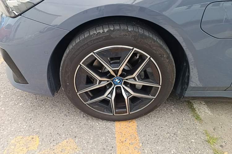 Used BMW i5 2024 eDrive 35L Luxury Model with M Sport Package Left Front Wheel Hub