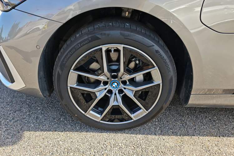 Used BMW i5 2024 eDrive 35L Luxury Package Left Front Wheel Hub