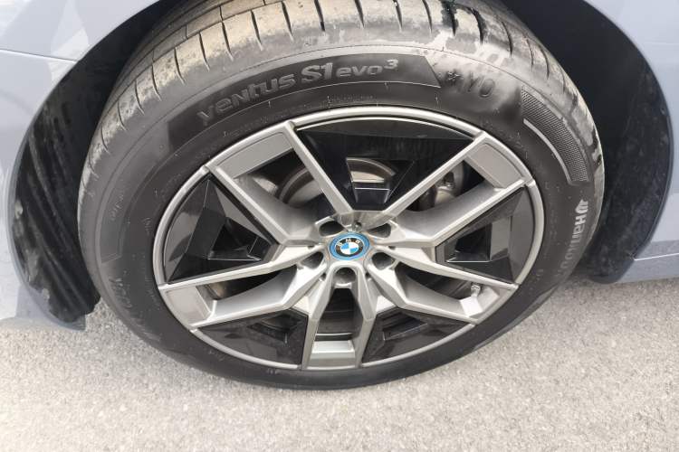 Used BMW i5 2024 eDrive 35L Luxury Package Left Front Wheel Hub
