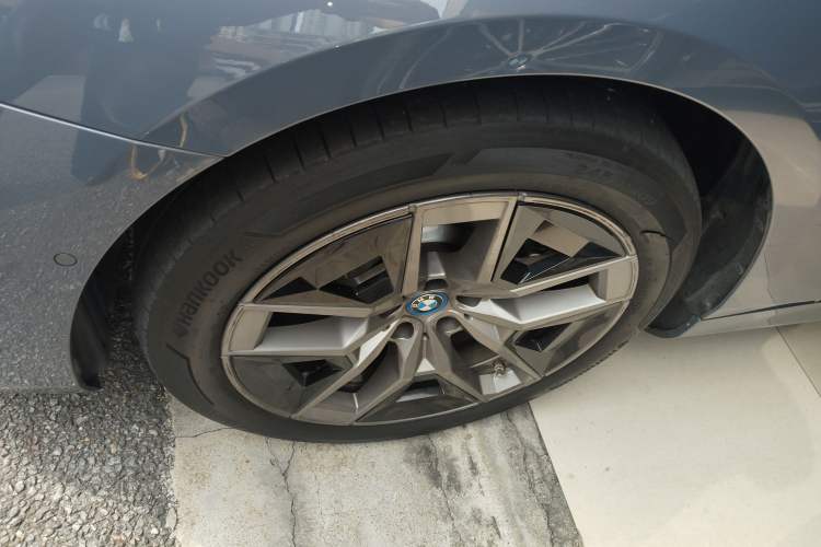 Used BMW i5 2024 eDrive 35L Prestige Luxury Package Left Front Wheel Hub