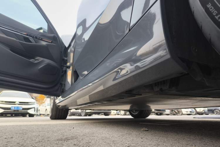 Used BMW i5 2024 eDrive 35L Luxury Package Left Side Sill