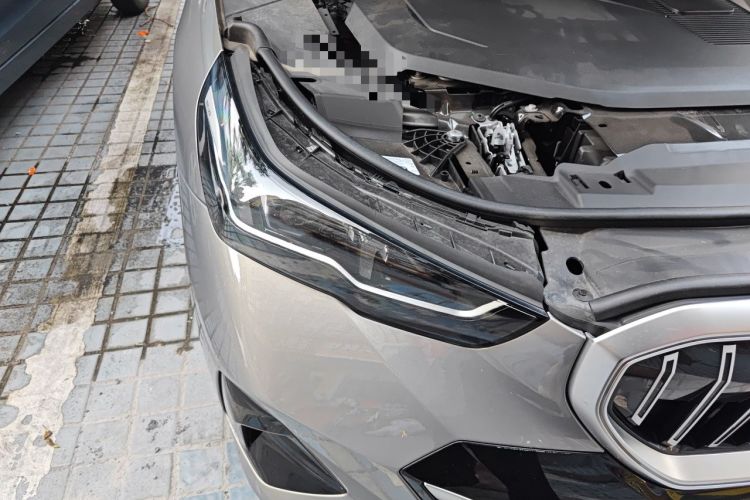 Used BMW i5 2024 eDrive 35L Luxury Model with M Sport Package Right Front Headlight